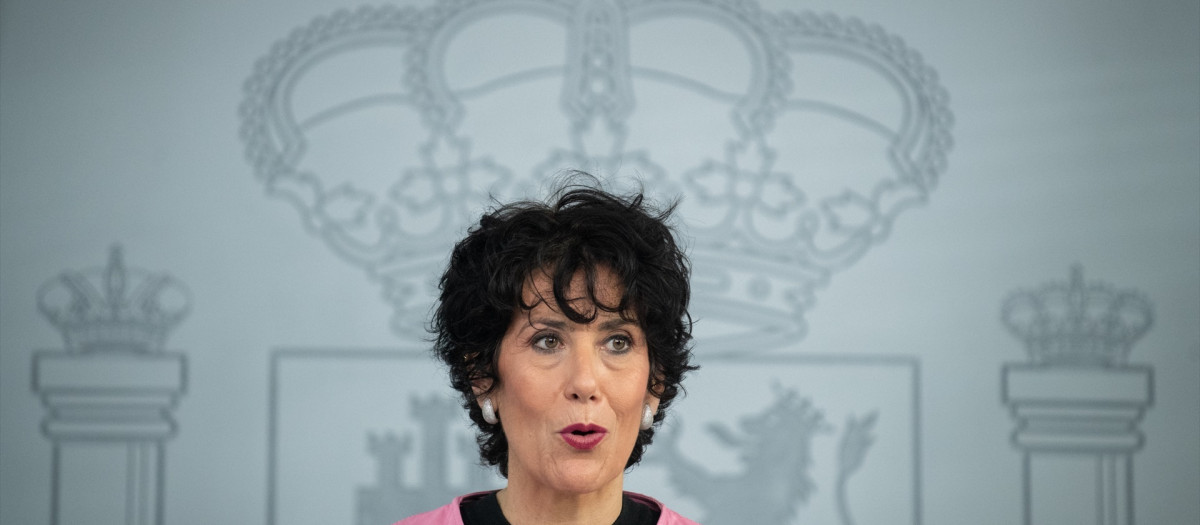 La ministra de Seguridad Social, Elma Saiz, durante una rueda de prensa tras el Consejo de Ministros, a 20 de octubre de 2026, en Madrid (España). El Consejo de Ministros de ha aprobado un Real Decreto-ley, que requiere su convalidación en un mes en la Diputación Permanente del Congreso, con distintas mejoras sociales para colectivos como los viudos y viudas de parejas de hecho, víctimas de violencia de género y padres con menores que sufren enfermedades graves.

Fernando Sánchez / Europa Press
20/10/2026