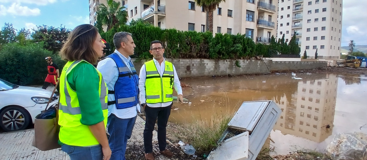 De izquierda a derecha, Blanca Hernández, Pablo Gárriz y Rafa Triguero en Ibiza.