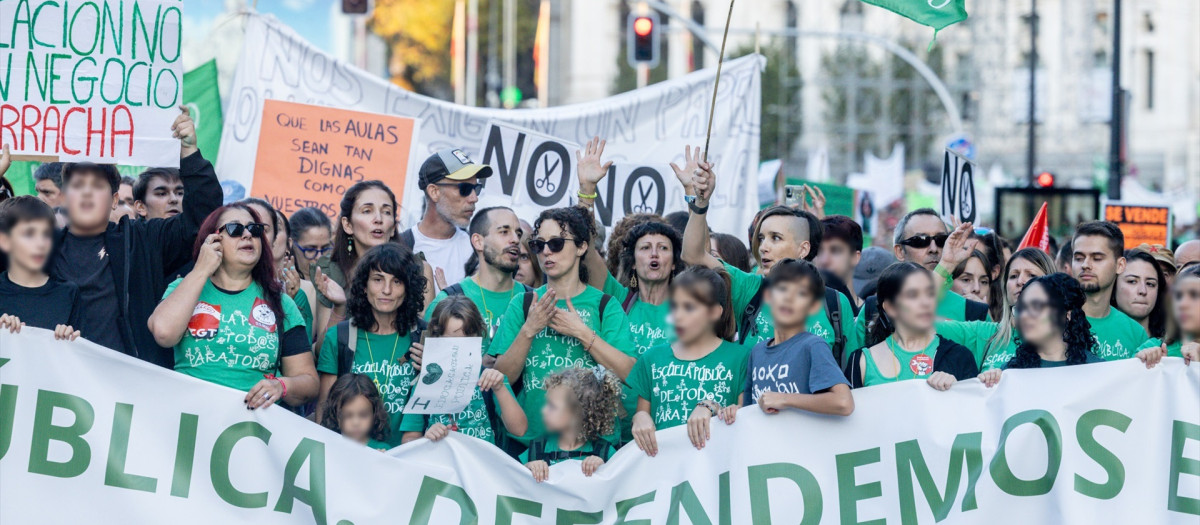 Decenas de personas durante la huelga de los profesores de la educación pública en Madrid