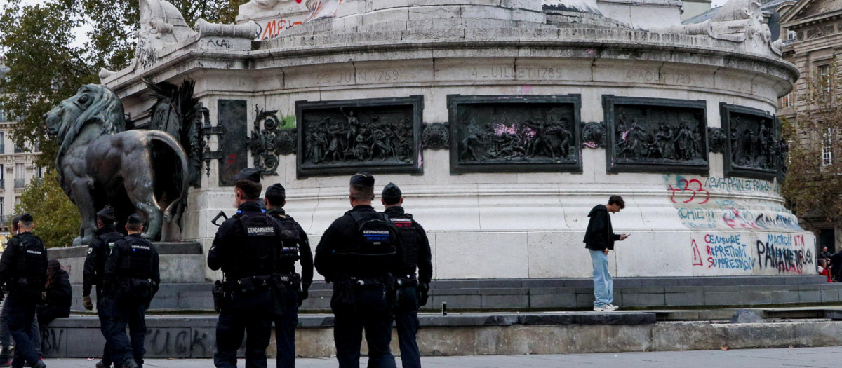 Una patrulla de la policía francesa pasa por la Plaza de la República de París