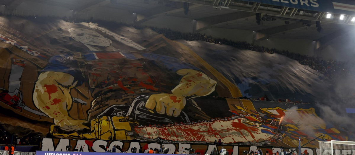 La afición del PSG sacó un polémico tifo en la previa del encuentro ante el Barça
