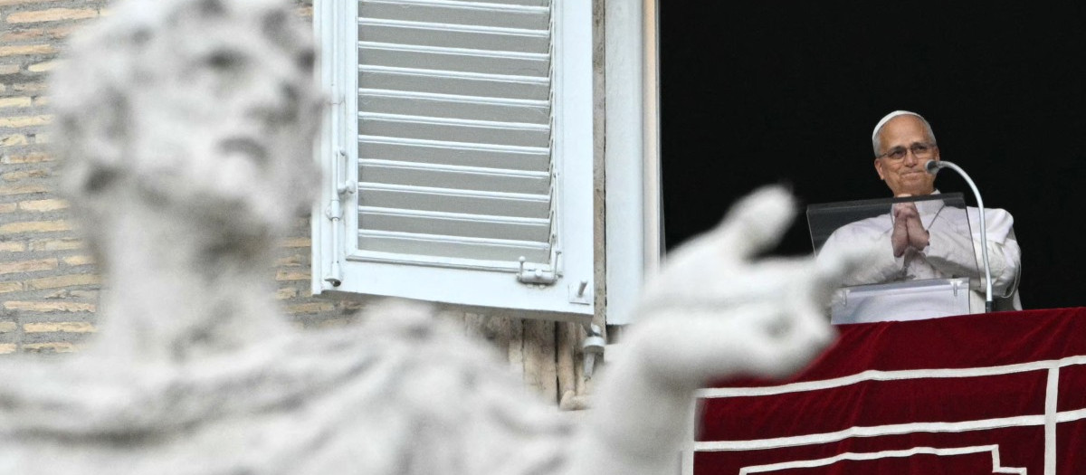 El Papa León XIV saluda a la multitud desde la ventana del palacio apostólico que da a la plaza de San Pedro