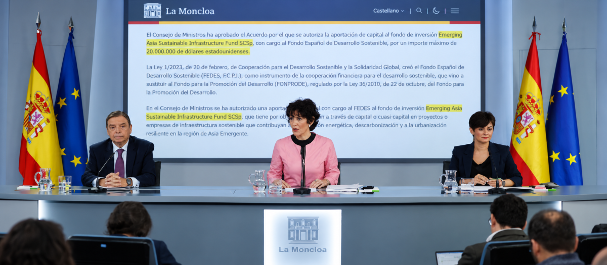 Montaje con la rueda de prensa del Consejo de Ministros y la partida aprobada