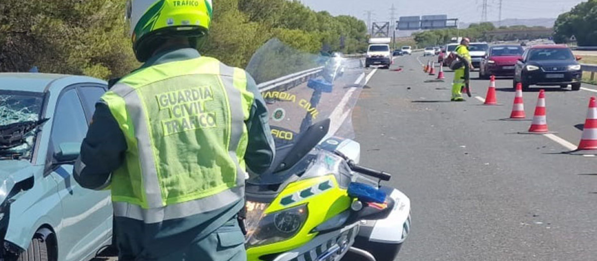 Agente de la Guardia Civil de Tráfico en un accidente