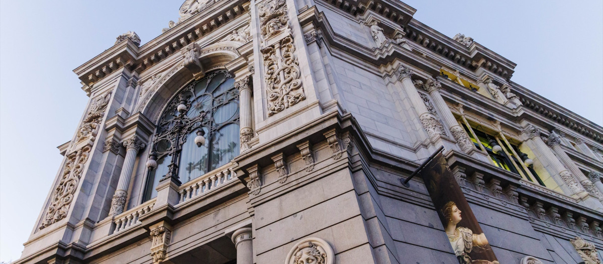 Edificio del Banco de España donde desde hace varios días, hacen cola para contratar Letras del Tesoro, a 3 de febrero de 2023, en Madrid (España). Las Letras del Tesoro son títulos de deuda pública con un alto nivel de rentabilidad. Para poder realizar la compra presencial en el Banco de España hay que utilizar el servicio de cuentas directas, que son cuentas de valores abiertas en el Banco de España por los ciudadanos para gestionar la deuda pública que compren. Las últimas subastas de letras se han producido a una rentabilidad de casi el 3%.

Carlos Luján / Europa Press
03 FEBRERO 2023;LETRAS DEL TESORO;3%;GANANCIAS;VANCO DE ESPAÑA;INVERSIÓN
03/2/2023