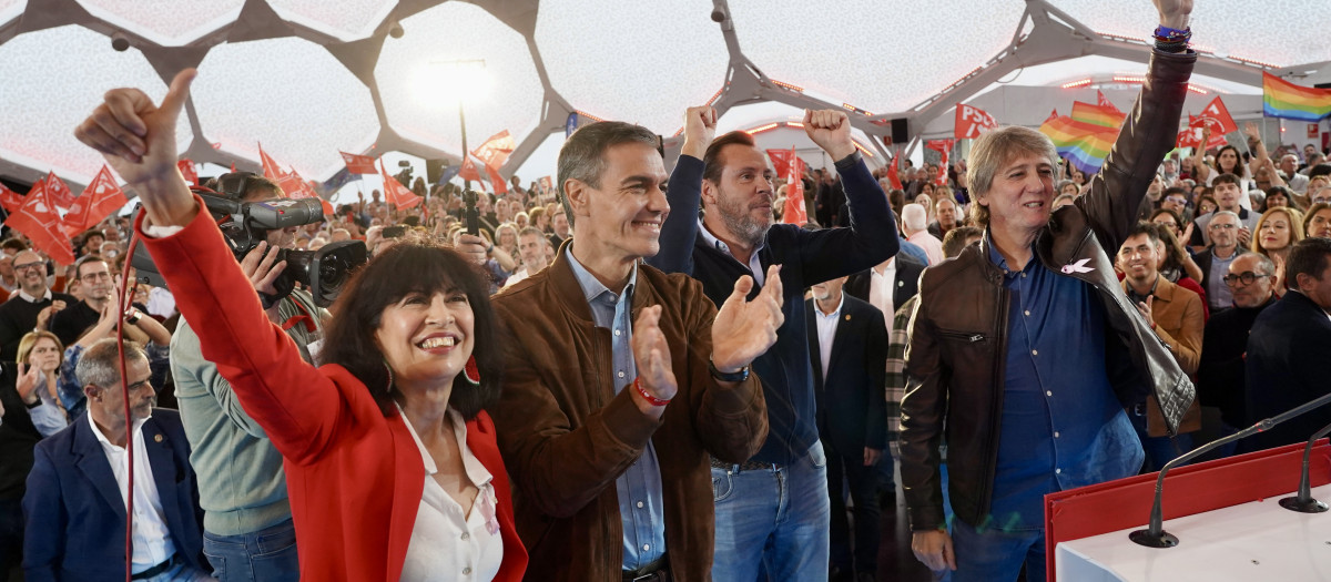 El secretario general del PSOE y presidente del Gobierno, Pedro Sánchez, participó en un acto público en Valladolid junto al secretario general del PSOE de Valladolid y ministro de Transportes y Movilidad Sostenible, Óscar Puente, la presidenta del PSOE de Castilla y León y ministra de Igualdad, Ana Redondo, y el secretario general del PSOE de Castilla y León, Carlos Martínez.