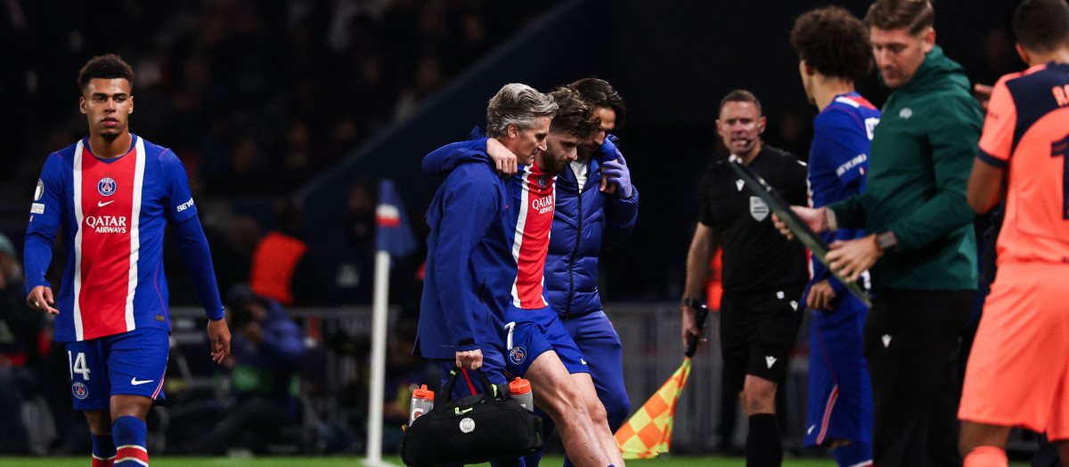 Khvicha Kvaratskhelia se marcha del PSG - Barça tras romperse el ligamento cruzado