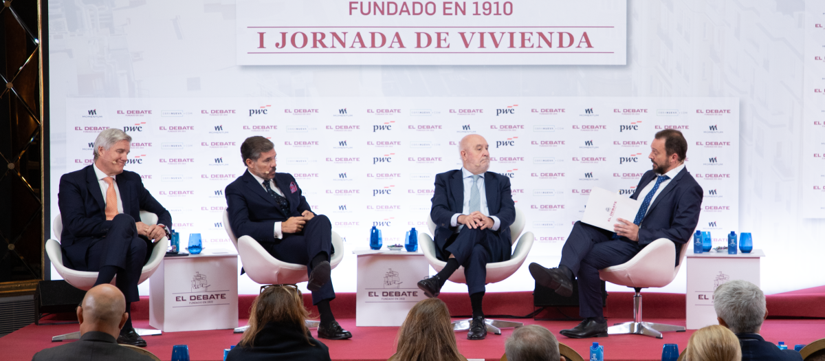 Ponentes de la mesa 'Claves para facilitar el acceso a la vivienda', de izquierda a derecha: Julián Salcedo, Antonio Rodríguez y Javier Kindelan, junto al redactor de economía de El Debate, José Rosado