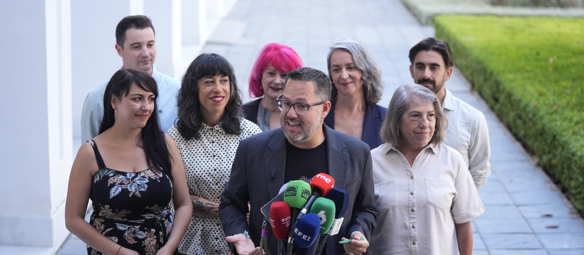 El portavoz de Adelante Andalucía, José Ignacio García, acompañado por todos los diputados del grupo (archivo)