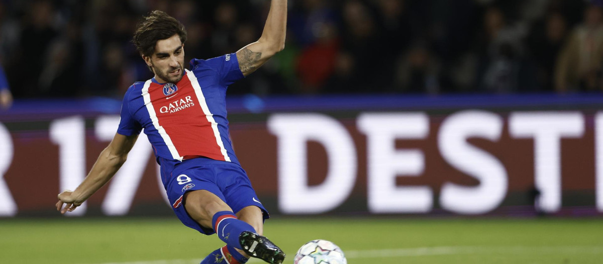Ferran Torres lucha por un balón en el PSG - Barcelona