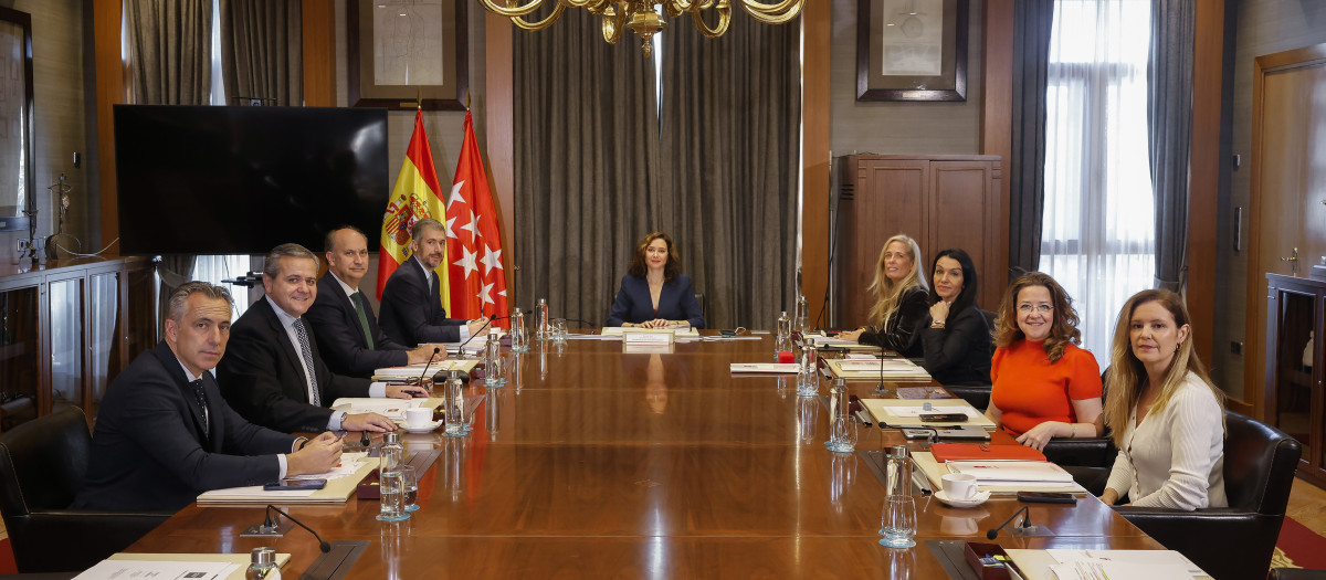 Reunión del Consejo de Gobierno en la Sala Canal de Isabel II
