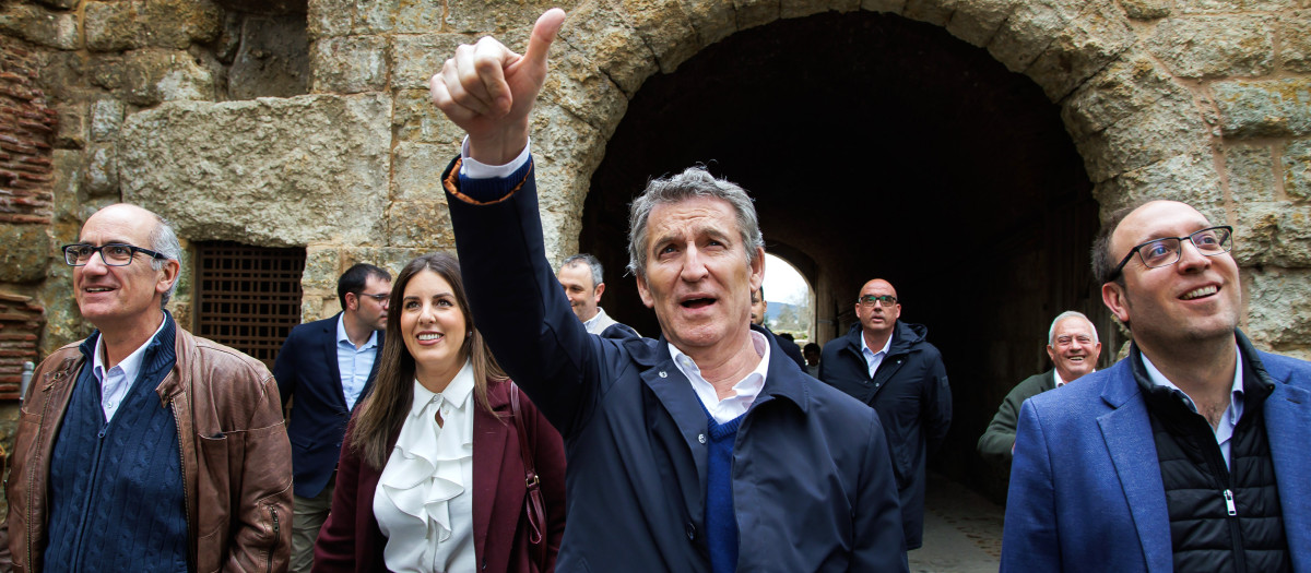 l presidente del Partido Popular, Alberto Núñez Feijóo, recorre las calles de Ciudad Rodrigo