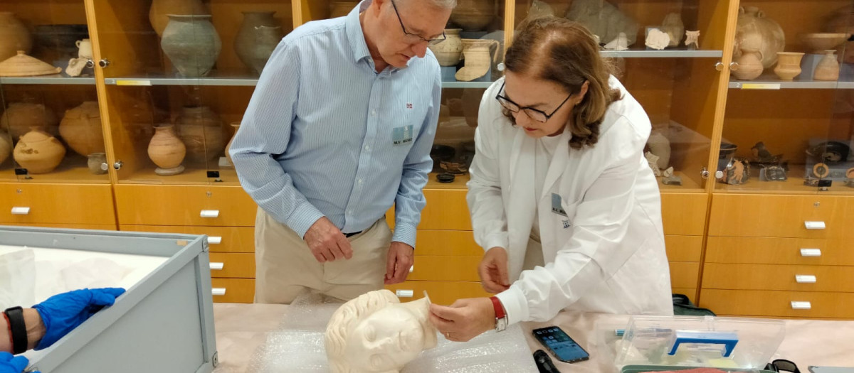 la profesora de Petrología y Geoquímica de la Universidad de Zaragoza María del Pilar Lapuente examina la Venus de Alicante