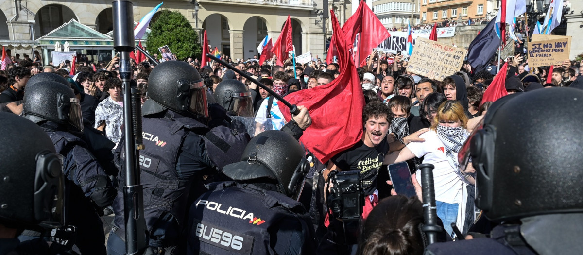 Cargas policiales durante una concentración contra la visita de Santiago Abascal en La Coruña