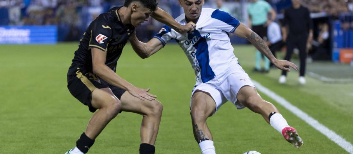 Budesca tapando un escarceo por banda del Leganés