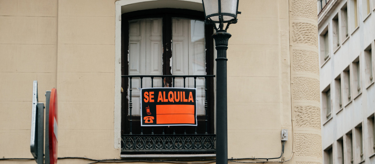 Anuncio de alquiler en la ventana de una vivienda