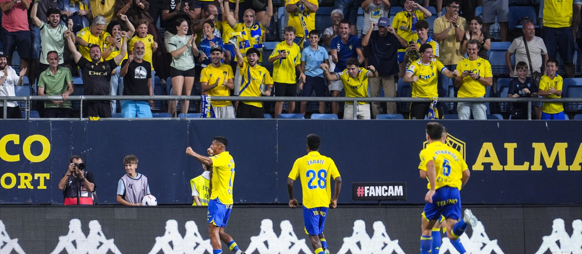 La afición del Cádiz celebra un gol de Aimen Moueffek en el encuentro de Liga ante el Leganés