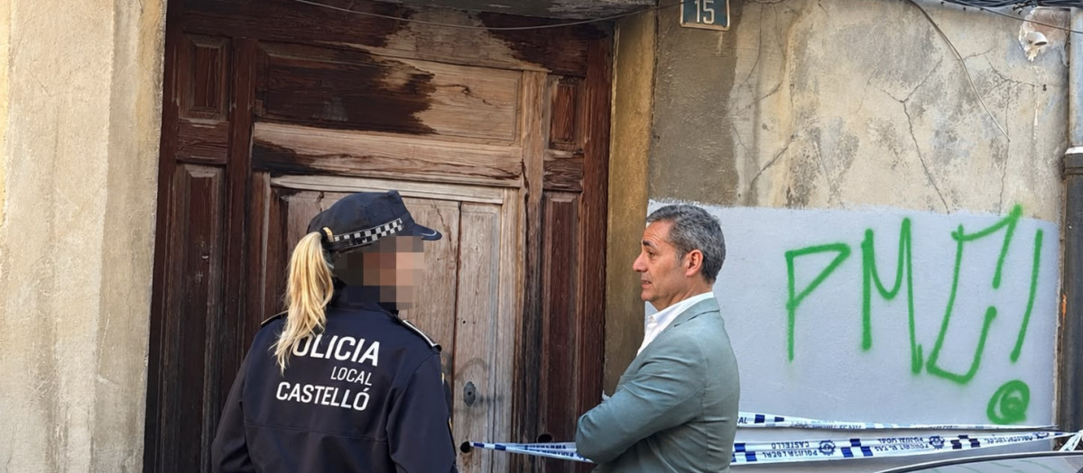 Antonio Ortolá con una agente de policía durante el desalojo de unos okupas