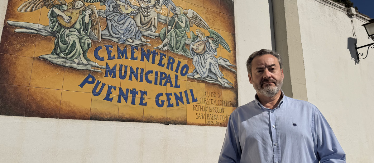 Javier Villafranca ante el cementerio municipal