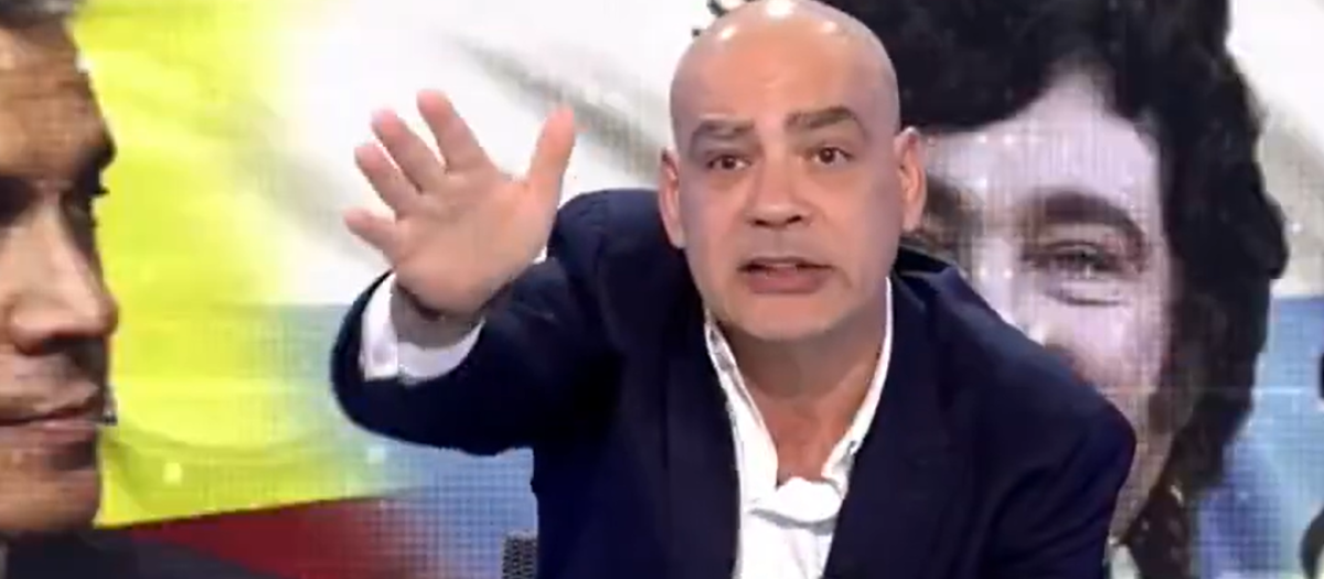 Nacho Abad, en el momento en que ha despedido la conexión con Pepe, el acampado de Sol