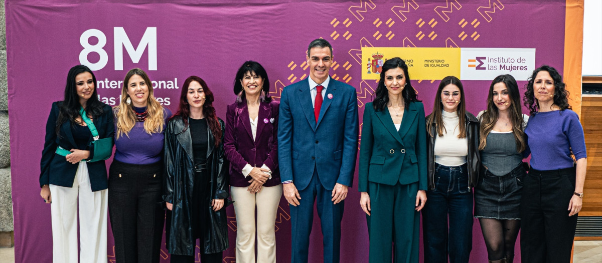 La ministra de Igualdad, Ana Redondo, y el presidente del Gobierno, Pedro Sánchez, en el último acto institucional con motivo del 8M