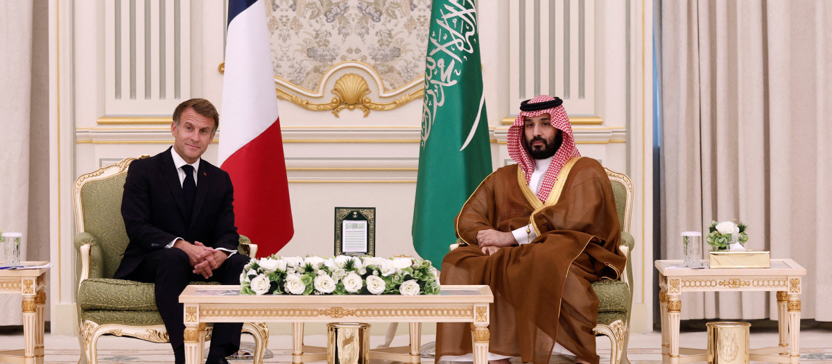 El presidente francés Emmanuel Macron asiste a una reunión con el príncipe heredero saudí Mohammed Bin Salman en el Palacio Yamamah en Riad