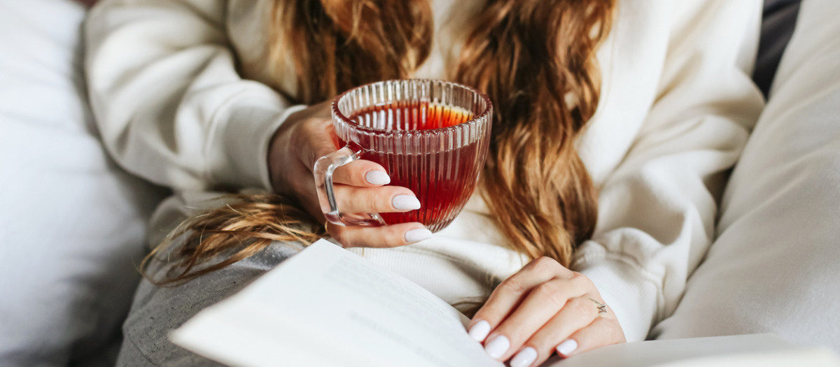 Mujer bebiendo una taza de té