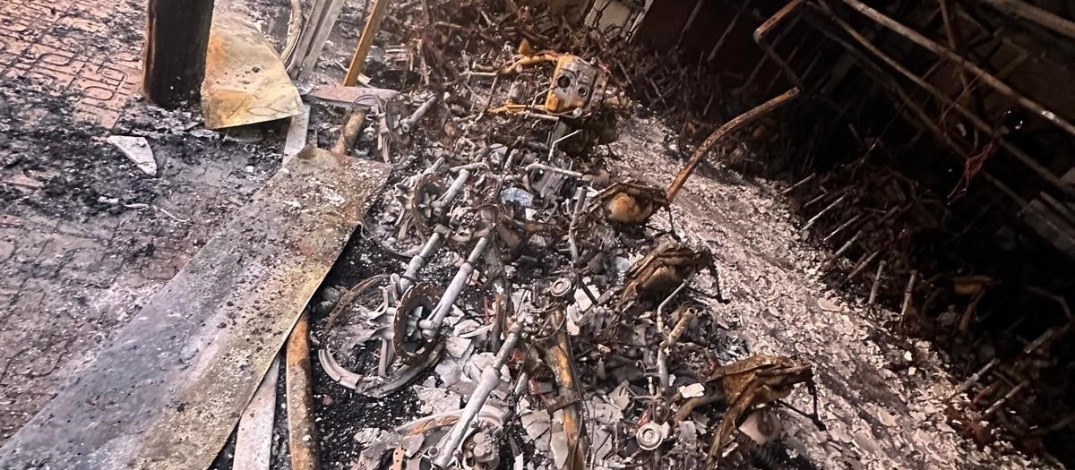 Local de alquiler de motos calcinado por el incendio en Sant Josep.