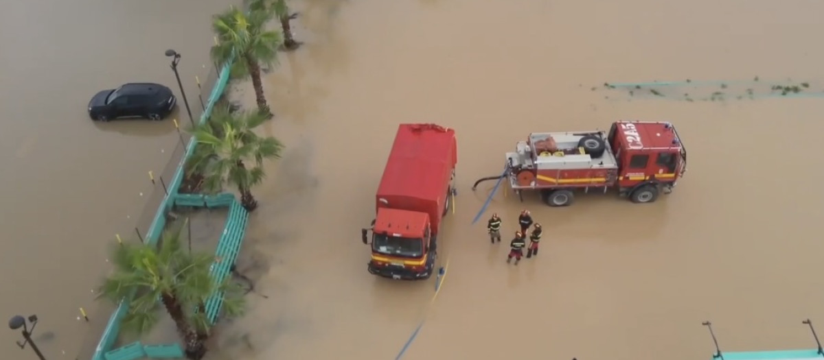 Efectivos de la UME achicando agua en un aparcamiento de Ibiza.
