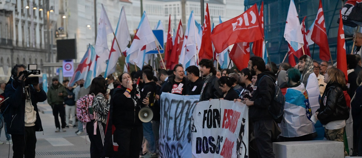 Protesta contra la "represión policial"  tras incidentes después de un acto de Vox

REMITIDA / HANDOUT por M DYLAN
Fotografía remitida a medios de comunicación exclusivamente para ilustrar la noticia a la que hace referencia la imagen, y citando la procedencia de la imagen en la firma
21/10/2026