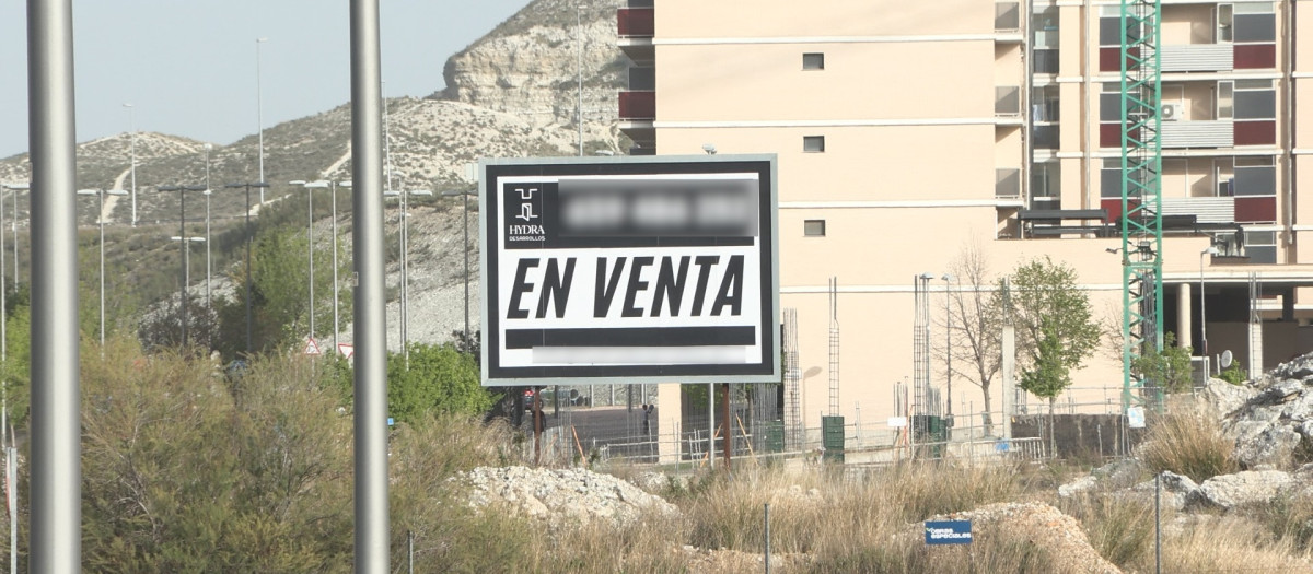 Cartel de venta de parcela en un barrio en construcción