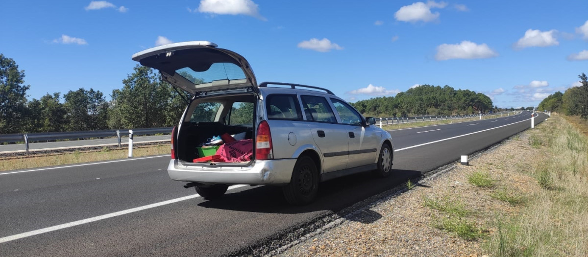 Coche averiado en el arcén