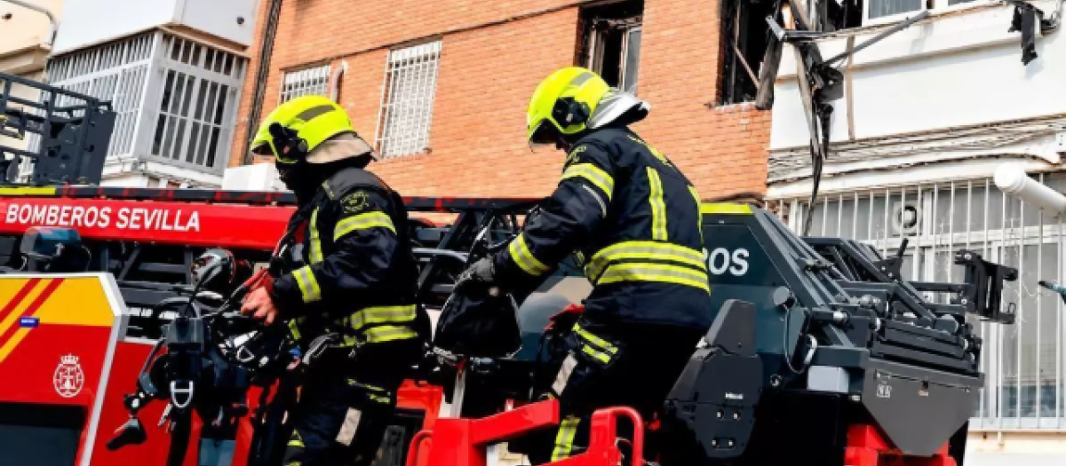 El 112 recibió las primeras llamadas sobre las 07.30 horas alertando de varias personas atrapadas y heridas en un bloque de la calle Mirlo