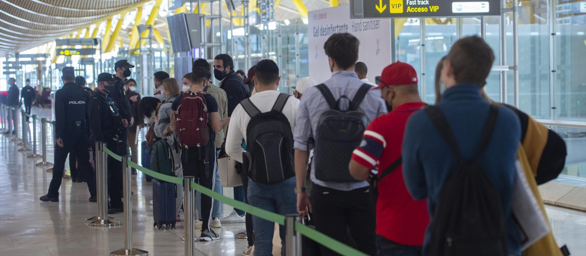 Agentes de policía nacional realizan controles a los pasajeros de la T4 del Aeropuerto Adolfo Suárez Madrid-Barajas, en Madrid
