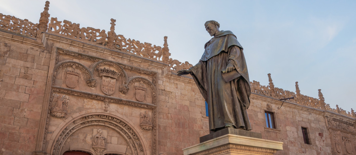 Estatua de Fray Luis de León en el patio de Escuelas Mayores de Salamanca