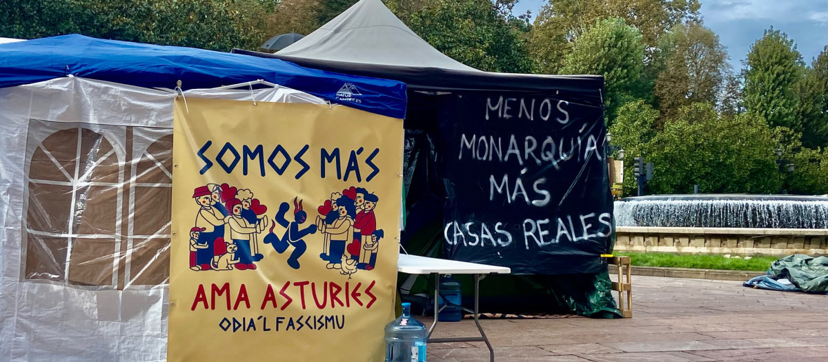Acampada en la plaza de la Guindalera de Oviedo, ante el Teatro Campoamor, donde se celebra la ceremonia