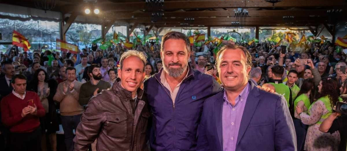 (Foto de ARCHIVO)
Santiago Abascal con Daniel Arias y David Moreno en un acto de Vox en Toledo
