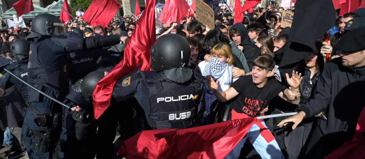 Cargas policiales durante una concentración contra la visita del presidente de Vox, Santiago Abascal a La Coruña