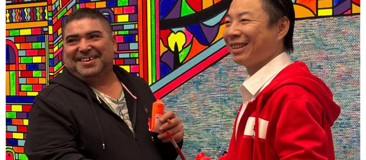 El artista junto con el magnate chino que le ha fichado