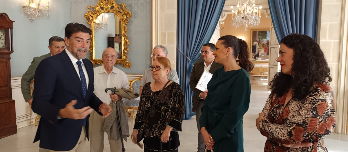 Imagen de la visita de la hija de la primera Bellea del Foc de la historia