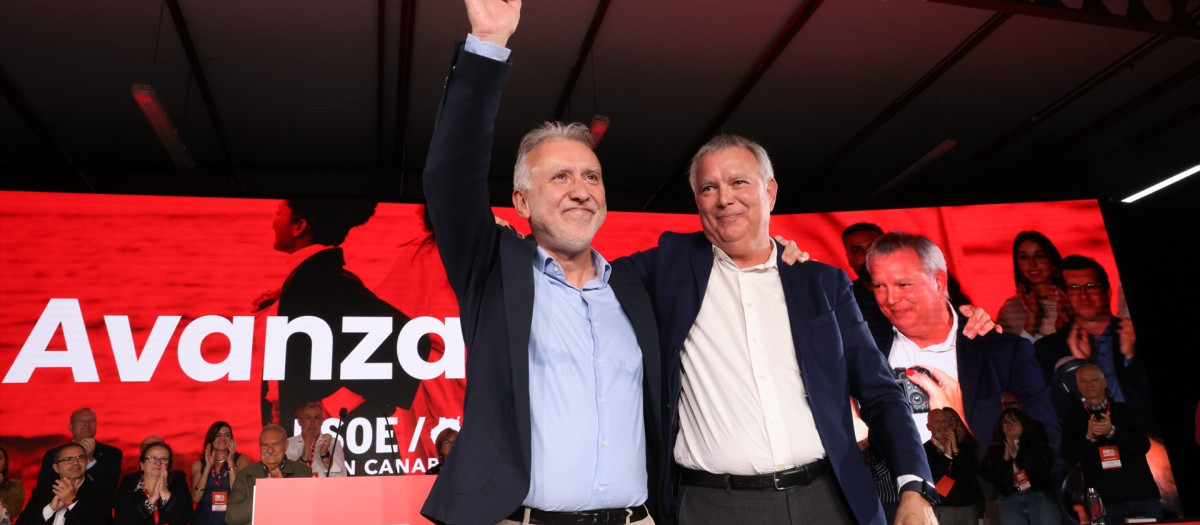 El ministro de Política Territorial y Memoria Democrática, Ángel Víctor Torres y el secretario general del PSOE de Gran Canaria, Sebastián Franquis