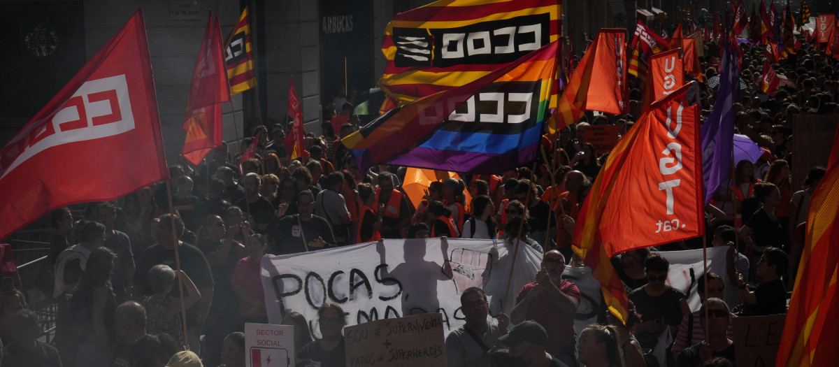 Numerosas personas durante una manifestación por los servicios sociales en Barcelona