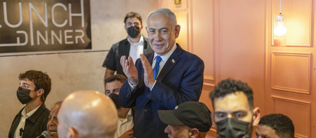 El primer ministro israelí, Benjamin Netanyahu (C), interactúa con sus simpatizantes durante un encuentro con el partido Likud(1)
