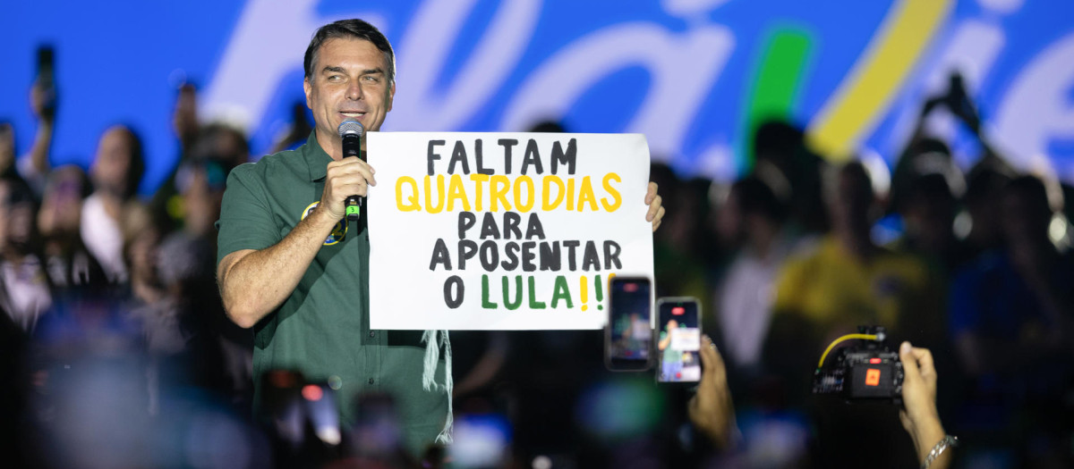 Acto de campaña de Flávio Bolsonaro el miércoles en Guarulhos, Sao Paulo (Brasil).