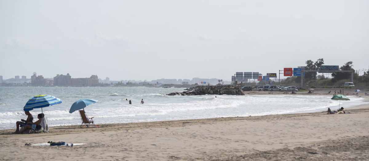 Imagen de archivo de unos bañistas en la playa de Massalfassar