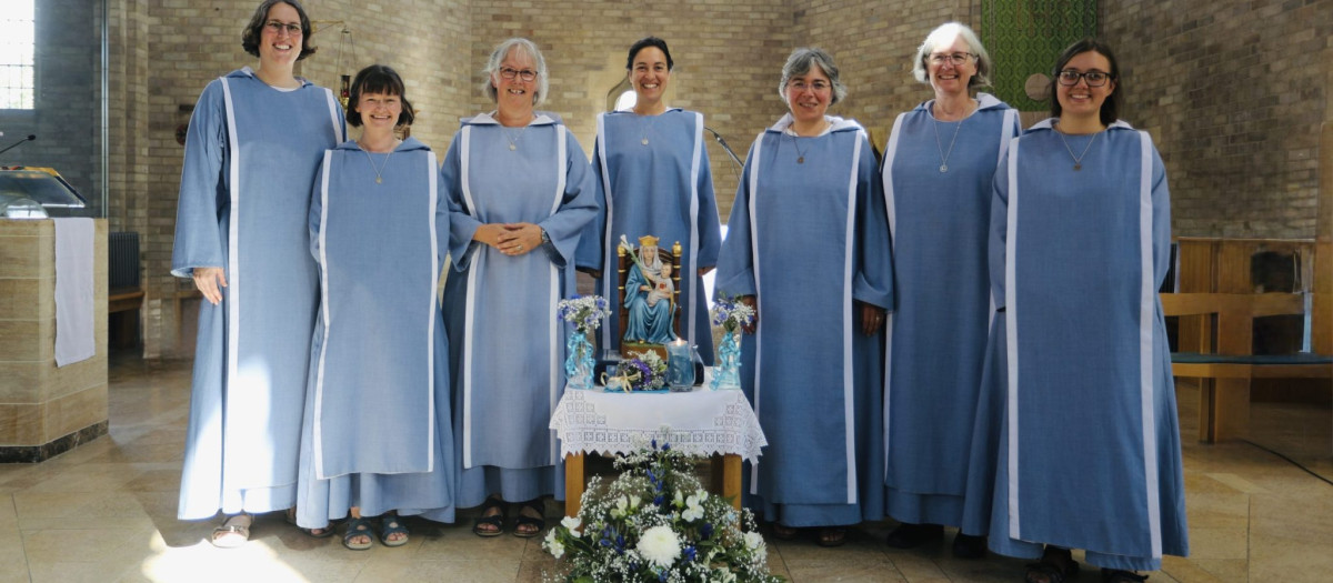 La Community of Our Lady of Walsingham (Comunidad de Nuestra Señora de Walsingham) es una comunidad católica de vida consagrada del Reino Unido, fundada en 2004