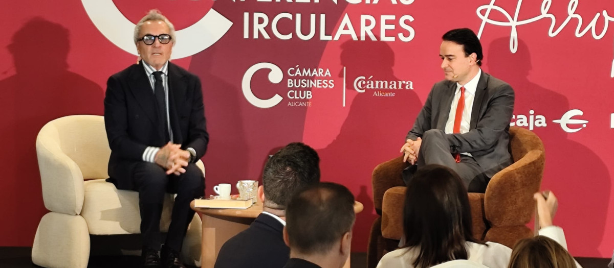 Imagen de Iván Redondo y Jesús Navarro tomada este jueves durante el acto organizado por la Cámara de Alicante