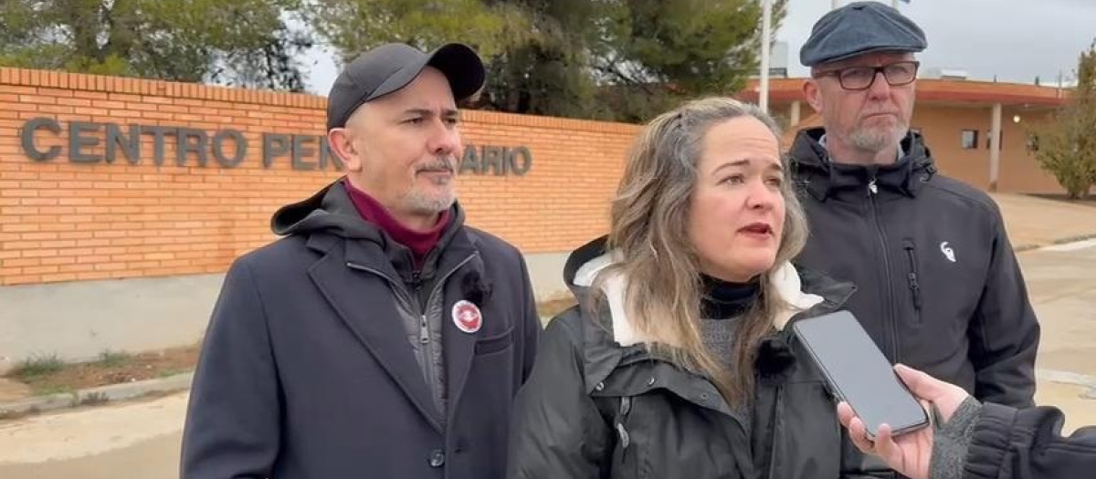 Ricard Mitjana, a la derecha, frente al Centro Penitenciario de Zuera