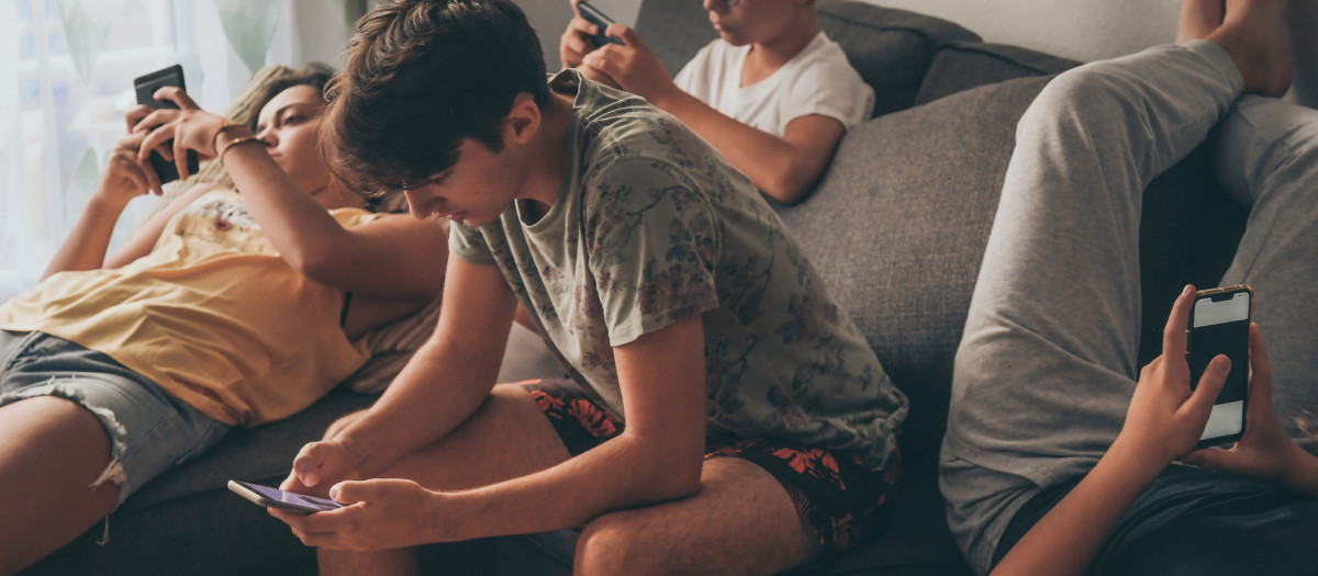 El sexting, la hiperconexión o la pornografía online son algunos de los riesgos de los adolescentes de la Gen Z
