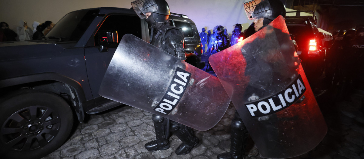 Agentes policiales en cárceles de Ecuador
